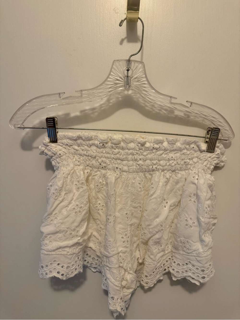 Surf Gypsy White Eyelet Smocked Waist Women’s Shorts. Size Medium.